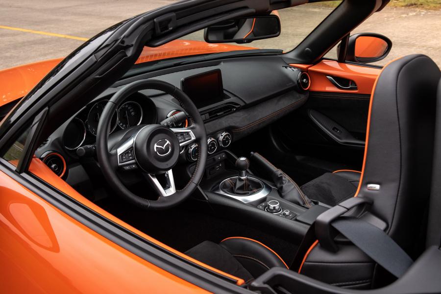 Интерьер Mazda MX-5 30th Anniversary (ND) 2019 года  (WW) (фото 32 из 47)